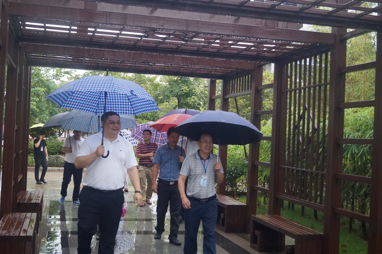 在象州县民族中学调研交流 在象州县民族中学调研交流